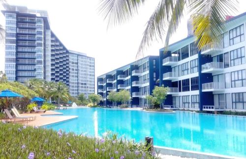 Ban Bo KhaemBeach Front Condo, Baan Thew Talay, Perfect Choice for Family and Couple的大楼前的游泳池