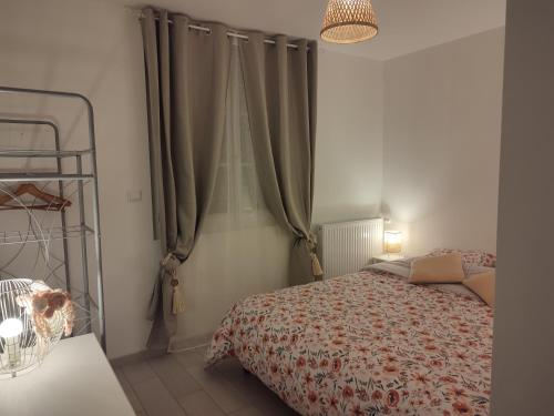 Mesnil-Saint-NicaiseLa petite maison的一间卧室配有床和带窗帘的窗户