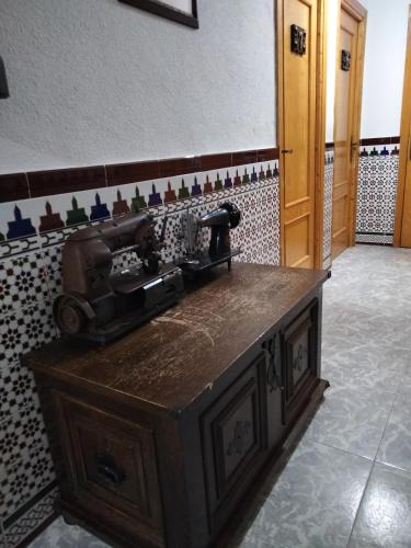 塔拉韦拉·德·拉·雷纳Hostal Restaurante El Labrador的木桌上缝 ⁇ 机