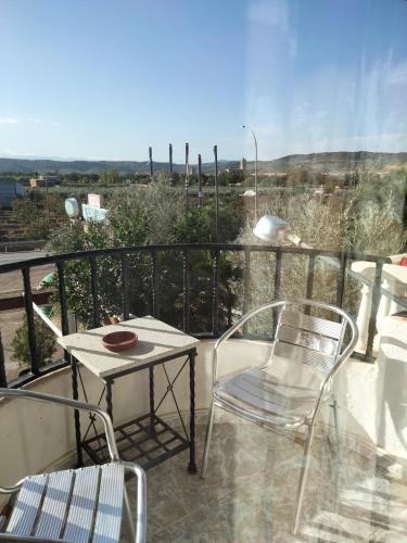 塔拉韦拉·德·拉·雷纳Hostal Restaurante El Labrador的美景阳台配有桌椅