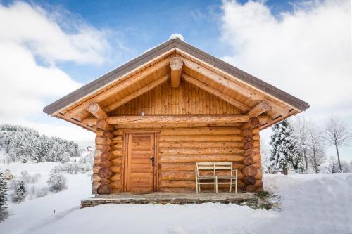 兹雷切Brunarica Macesen Smogavc的雪中带木门的小木屋