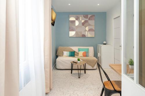巴黎Nets Inn Apartments - Buttes Chaumont D的客厅配有沙发和桌子