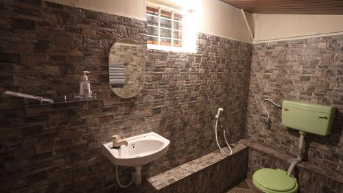VaragampadiQatsyir Horizon的浴室配有绿色卫生间和水槽。