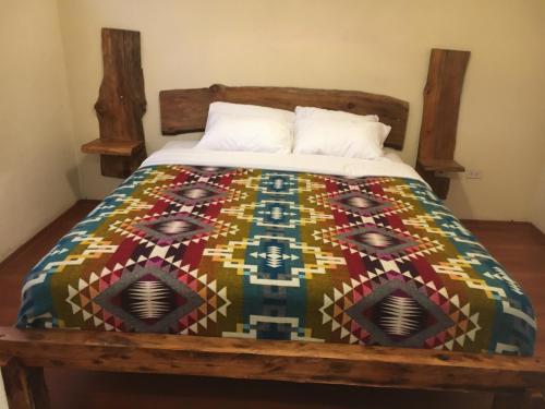 里奥班巴CASA IDEAL的床上有五颜六色的被子