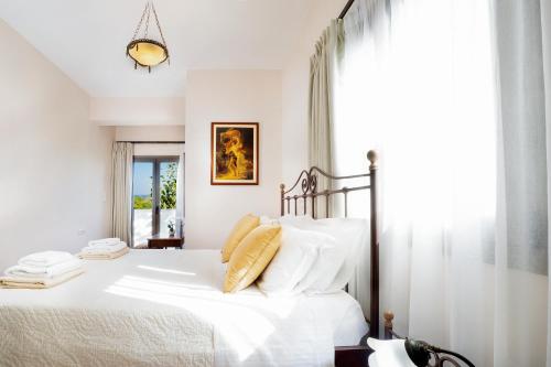 阿斯特里昂Villa Marilia的卧室配有白色的床和大窗户