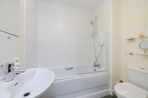 爱丁堡Ferry Gait的带淋浴和盥洗盆的白色浴室