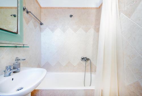阿斯特里昂Villa Marilia的浴室配有白色水槽和淋浴。