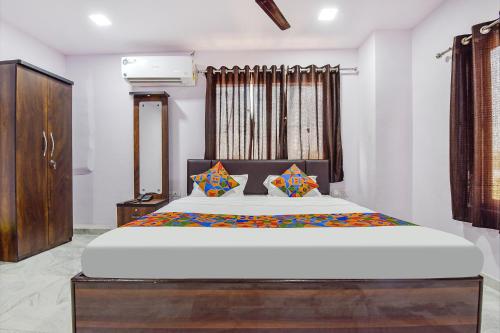 艾哈迈达巴德FabHotel Vishwa Palace的一间卧室,卧室内配有一张大床