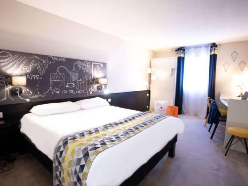 沙托贝尔纳尔科納克宜必思尚品酒店的一间卧室,配有一张带壁画的床