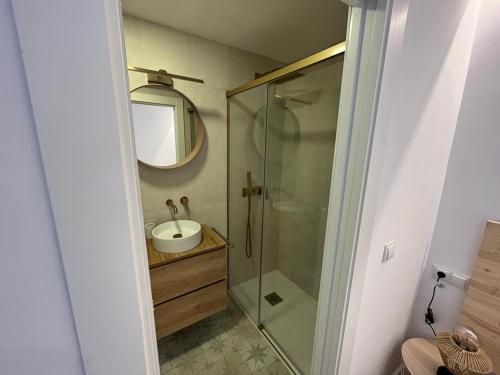 哈恩Apartamento jontoya1的带淋浴、盥洗盆和镜子的浴室