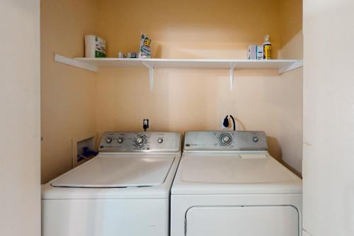 基林Killeen Serene的洗衣房配有两台洗衣机及架子