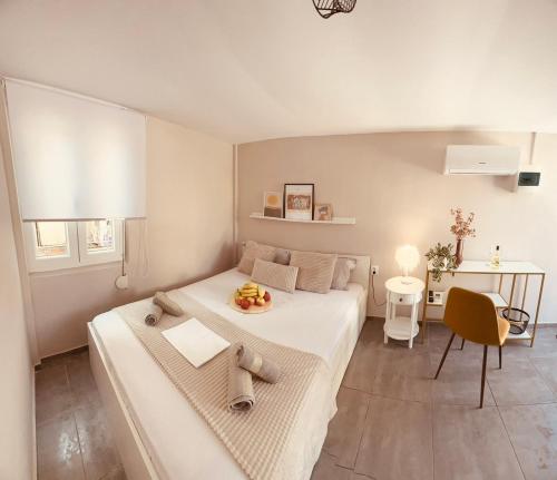 雅典Cactus Luxury suite1的卧室配有一张白色的大床和一张桌子