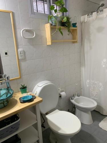 阿苏尔Casa Mali的浴室配有白色卫生间和盥洗盆。