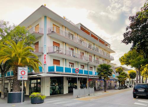 利尼亚诺萨比亚多罗Hotel Myriam的一条棕榈树街道上的建筑