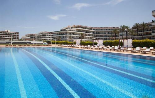 特拉布洛斯Stunning Sea Front Chalet In Tripoli的一座带椅子的大型游泳池和一座建筑