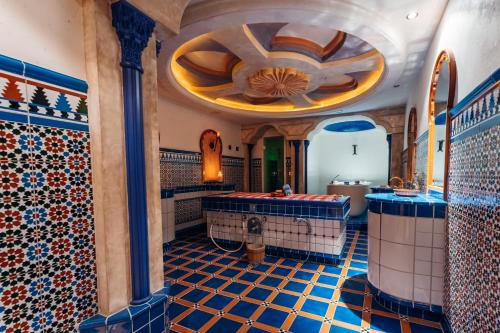 伊施格尔Trofana Royal 5-Sterne Superior Resort的带浴缸的浴室和瓷砖地板。