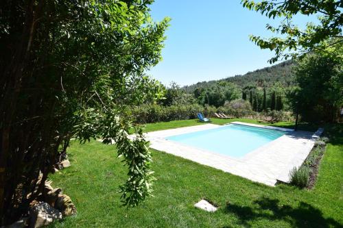 卡尔奇阿尔帕拉萨其奥农家乐的一座房子的院子内的游泳池