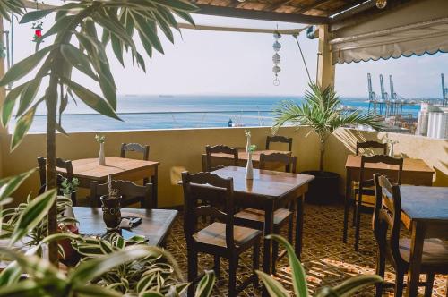 萨尔瓦多Pousada Beija Flor的一间设有桌子并享有海景的餐厅