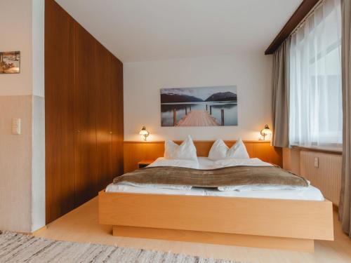 巴特霍夫加施泰因巴特霍夫加施泰因艾琳哈格顶级公寓的一间卧室设有一张大床和一个大窗户