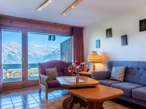 南达Apartment Hauts De Nendaz B OP by Interhome的客厅配有沙发和桌子