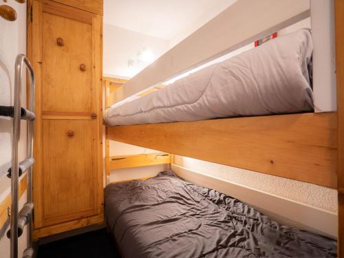 里蒙纽耶萨文里蒙纽耶V公寓的一间小卧室,在一个小房子里配有双层床