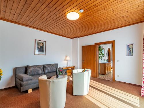 圣乌尔班Apartment Alpenrose - FEK111 by Interhome的客厅配有沙发和桌子