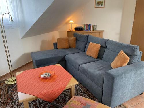 普雷罗Apartment Lemke by Interhome的客厅配有蓝色的沙发和桌子
