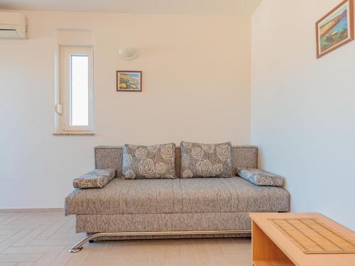 宁Apartment Mlasina-3 by Interhome的客厅配有沙发和桌子