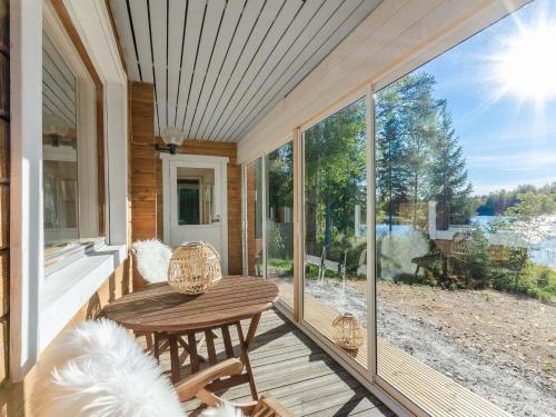 KortteinenHoliday Home Jussinlahti by Interhome的一个带桌椅的屏蔽门廊