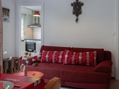 南达Apartment Clair Matin 20 by Interhome的客厅配有红色的沙发和桌子