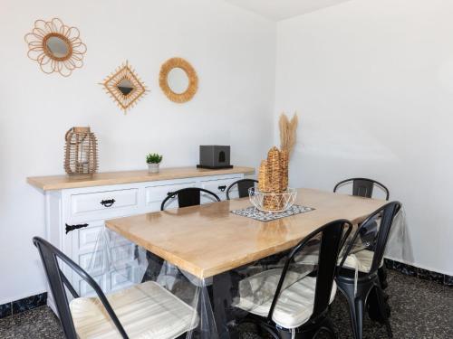 霍斯皮塔勒·德尔英福Apartment Beausoleil by Interhome的一间带木桌和椅子的用餐室