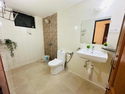 阿伯来GR Stays - Duplex 3bhk Villa With Pool Arpora I Baga Beach 5 mins的一间带卫生间和水槽的浴室