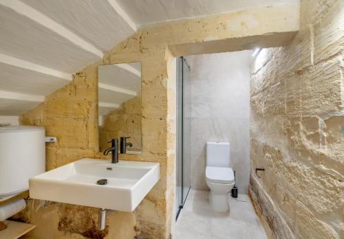 斯利马Seafront Traditional Maltese Townhouse Balluta Bay的一间带水槽和卫生间的浴室