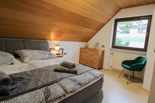 NeefJacuzzi, Sauna, Garten, Terrasse, Grill, 6 Personen, Moselstaustufe, Netflix, Sky, Smart TV的一间卧室设有两张床和窗户。