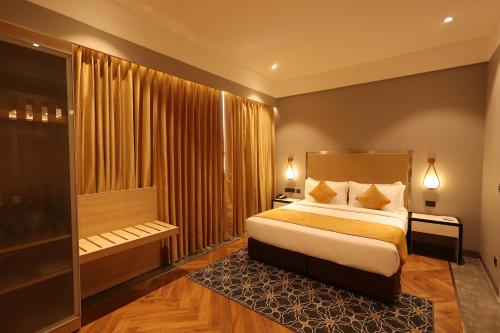 阿加尔塔拉Hotel Polo Towers Agartala的一间卧室设有一张床和一个大窗户