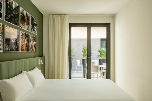 略夫雷加特河畔奥斯皮塔莱特Europa Apartments的一间卧室配有一张床,阳台配有桌子