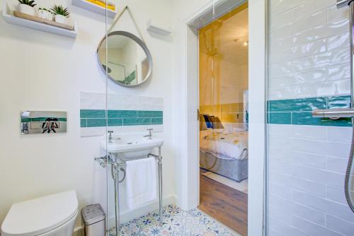滨海绍森德132 Qweens Stay的一间带水槽和镜子的浴室