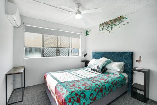 卡伦德拉Kings Ocean Views Private Rooftop的一间卧室设有一张床和一个窗口