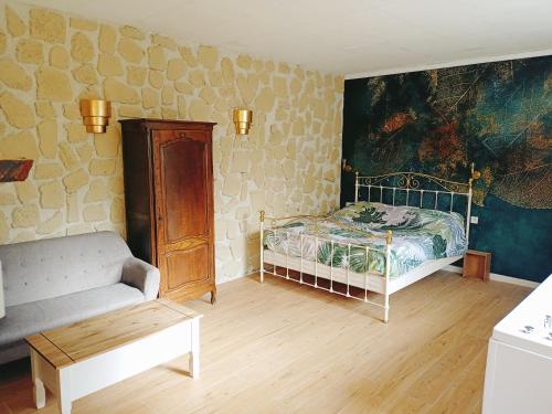 SacyBulles de Lune的客厅配有床和沙发