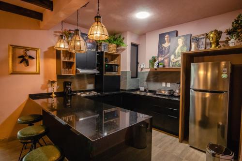 瓜纳华托Casamada Residences的厨房配有不锈钢冰箱和台面