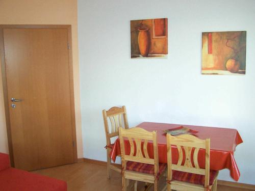 维斯马Ferienwohnung im Ostseeblick的一间带桌子和两把椅子的用餐室