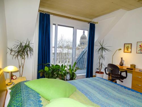 美因茨City-Dachapartment Mainz的一间卧室设有一张床和一个大窗户