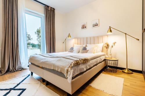 伊拉华Marina Relax的一间卧室设有一张大床和一个大窗户