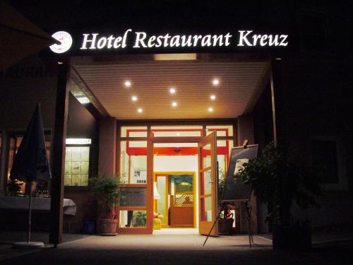 SpaichingenHotel Restaurant Kreuz Spaichingen的酒店餐厅前面有标牌