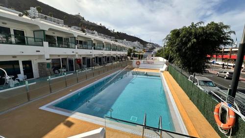 波多黎各Apartamentos Florida Gran Canaria Adults Only的大楼一侧的大型游泳池