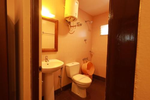 杜蒂戈林Hotel Nakshatra Inn VL Tuticorin的一间带卫生间和水槽的小浴室