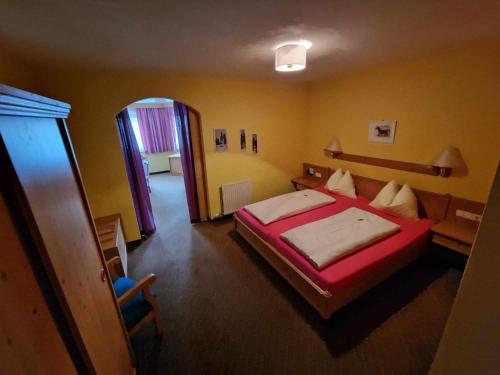 莱奥冈林登霍夫酒店的一间卧室,卧室内配有一张大床