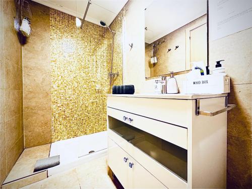 比亚雷亚尔PALM LIFE APARTMENT- Free Parking的一间带水槽和淋浴的浴室