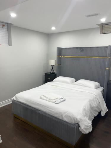 布兰普顿Tosam Luxury Lodge Two Bedroom Suite的一间卧室配有一张带白色床单的大床