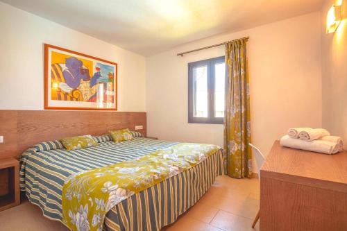 萨卡莱塔Vibra Blanc Cottage Apartmentos - 3SUP的一间卧室设有一张大床和一个窗户。